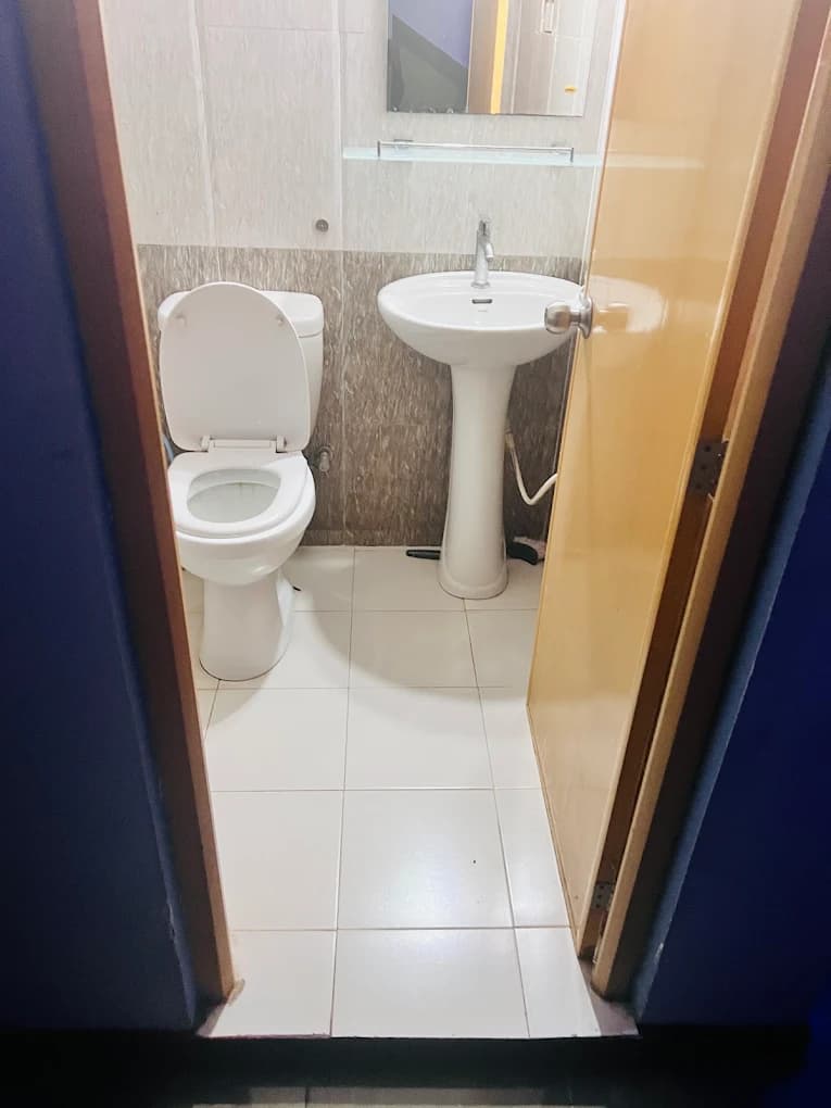 Bathroom with washbasin and tiled floor