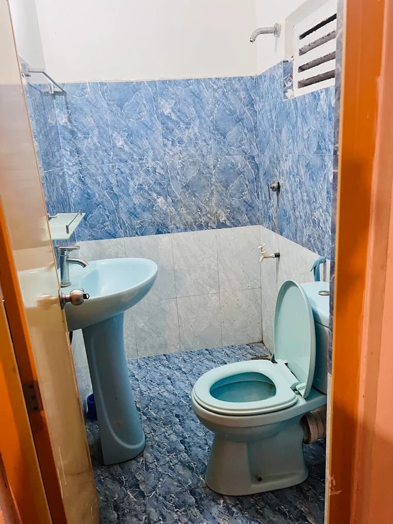 Bathroom with blue marble-effect tiles